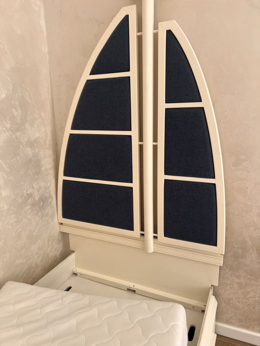 Продам кровать с ортопедическим матрасом