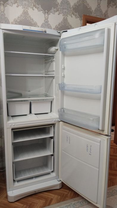 Продам холодильник большой INDESIT