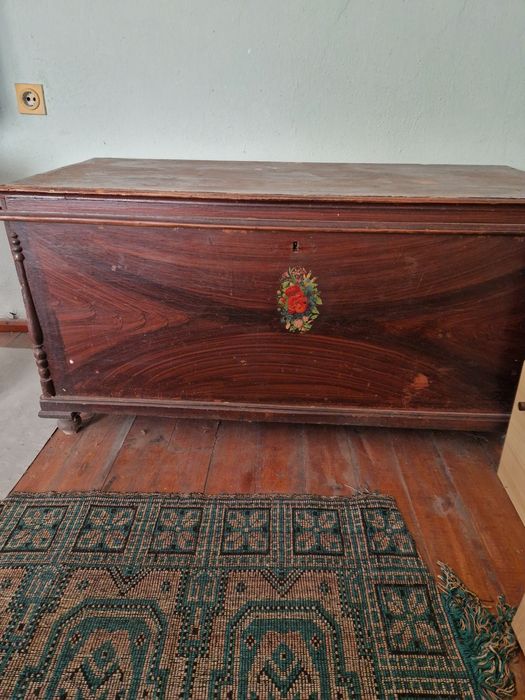 Старинен дървен скрин  и черги