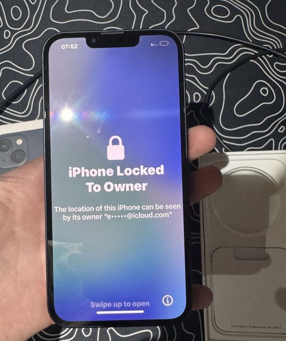 Продам заблокированный айфон 13