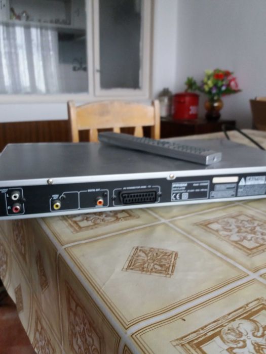 Масичка за телевизор на колелца , DVD player и видео SHARP