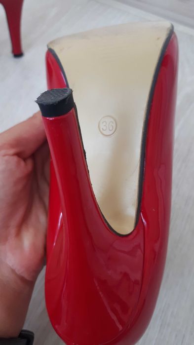 Червени официални обувки