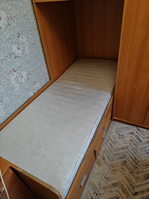 Двухъярусную кровать с матрасами