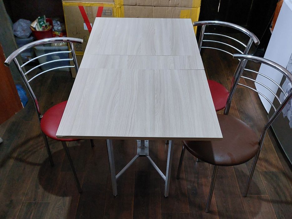 Кухонный стол и стулья