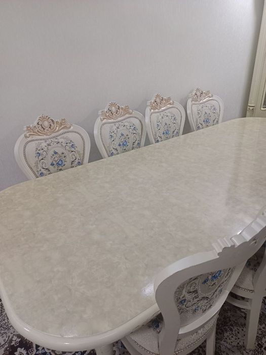 Продается стол и стулья на 12 персон