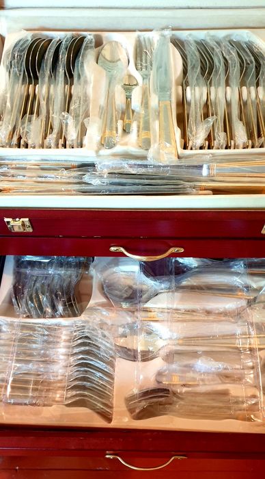 Столовый набор на 12 персон бу.