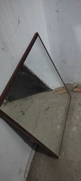 Продам зеркало среднего размера