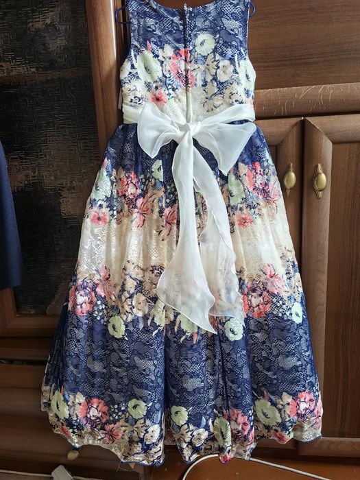 НОВОЕ платье для девочки на 6 - 8 лет