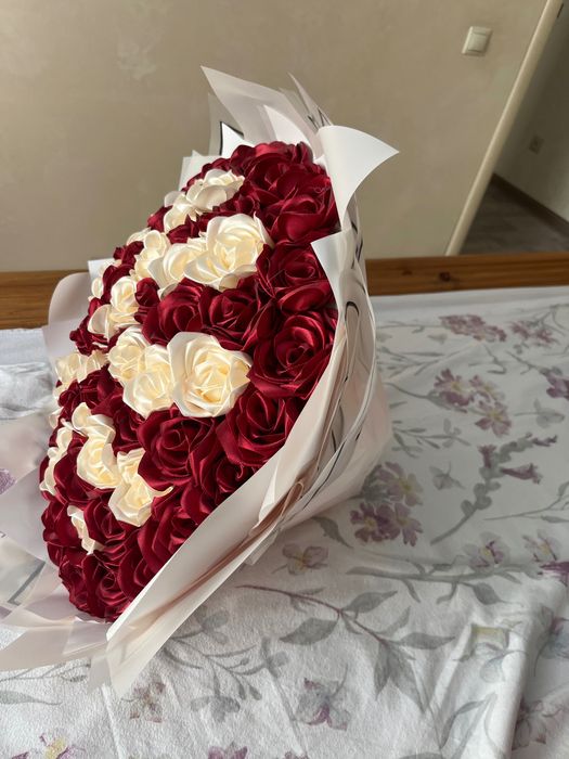 Букет роз из атласной ленты