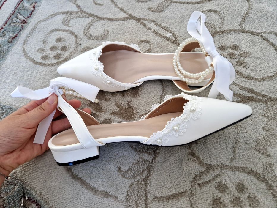 Бели сватбени обувки
