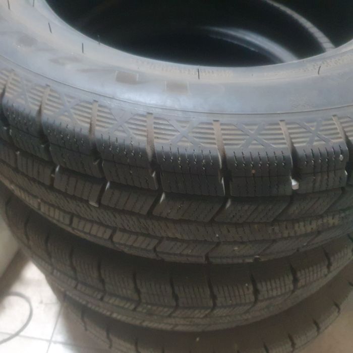 Продам зимние шины ( липучки) пробег примерно 10000 км