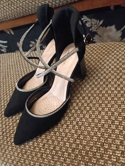 Элегантные вечерние туфли с камнями и на каблучке