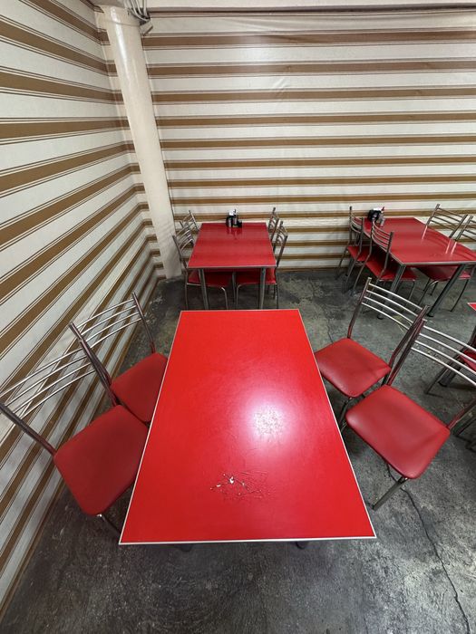 Kafe uchun stol va stul