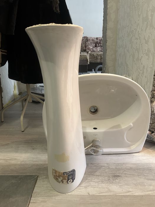 Бу раковина с подставкой ножкой