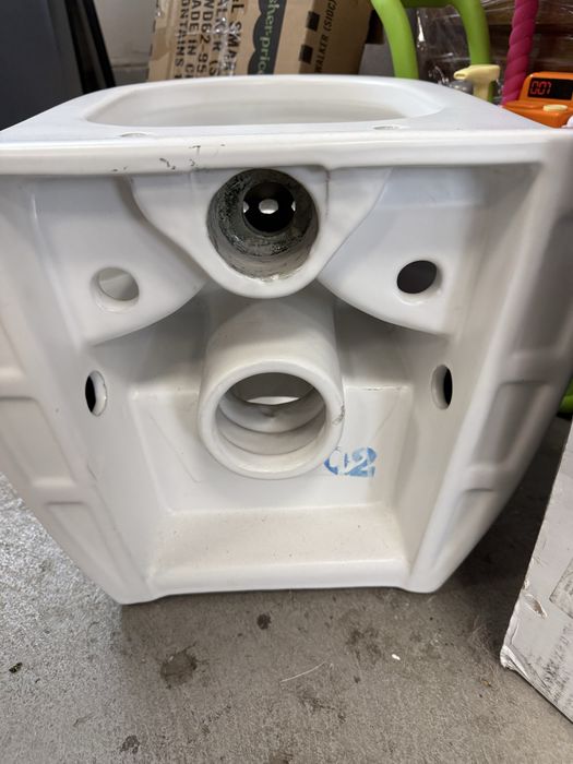 Чисто нова тоалетна чиния