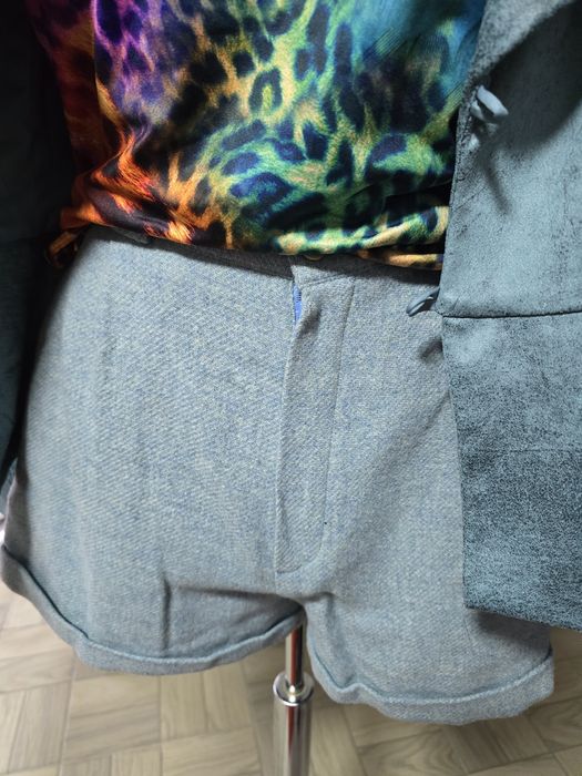 Pantaloni scurti din fibre naturale, prezintă captuseala cu buzunare