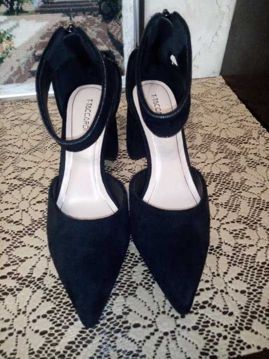 Culoarea pantofilor: Negru-moire.