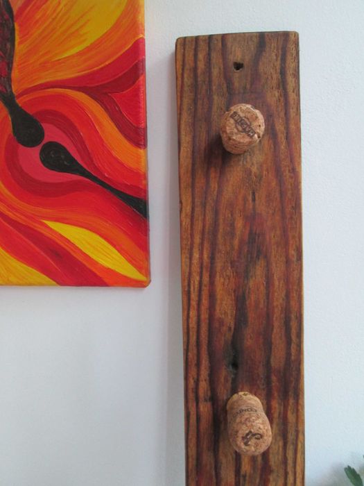 дървена закачалка- с тапи от шампанско