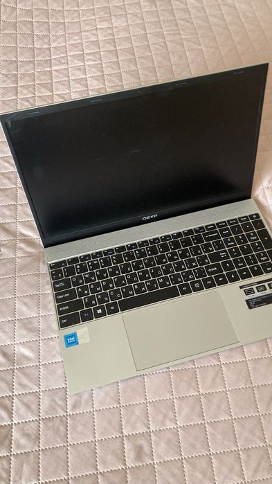 Ноутбук с наушниками