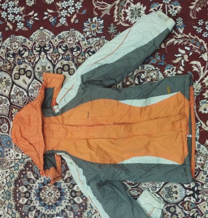 Курткалар сотилади.