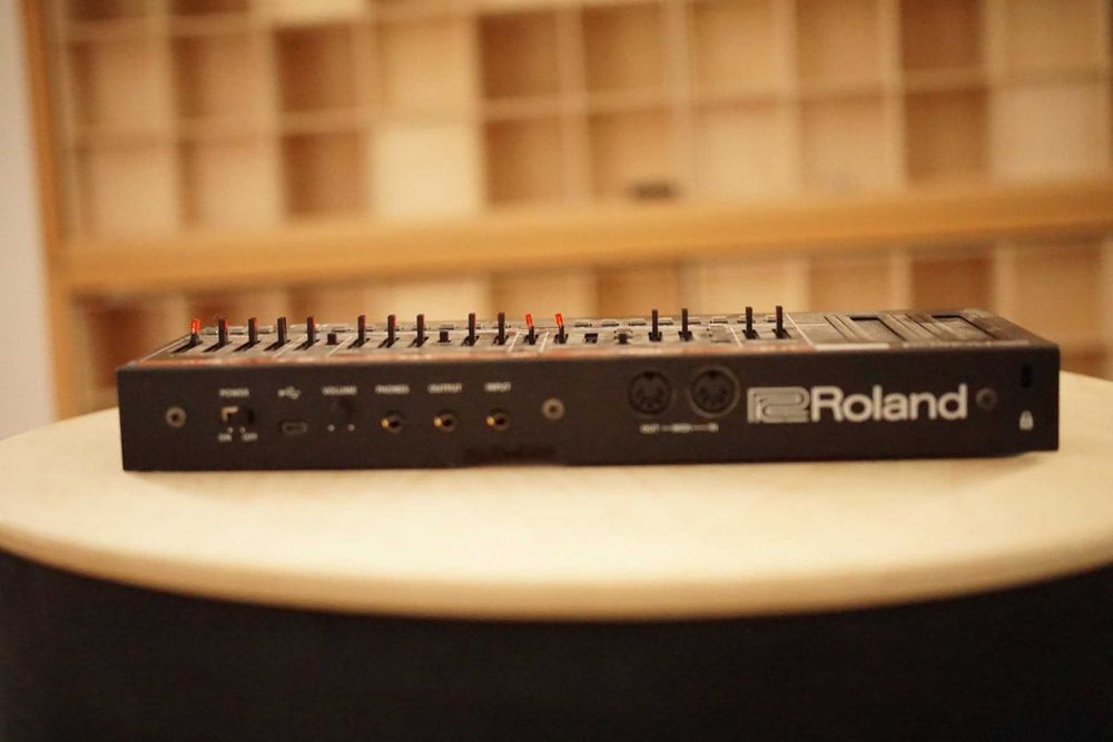 Sintetizator Roland JU-06