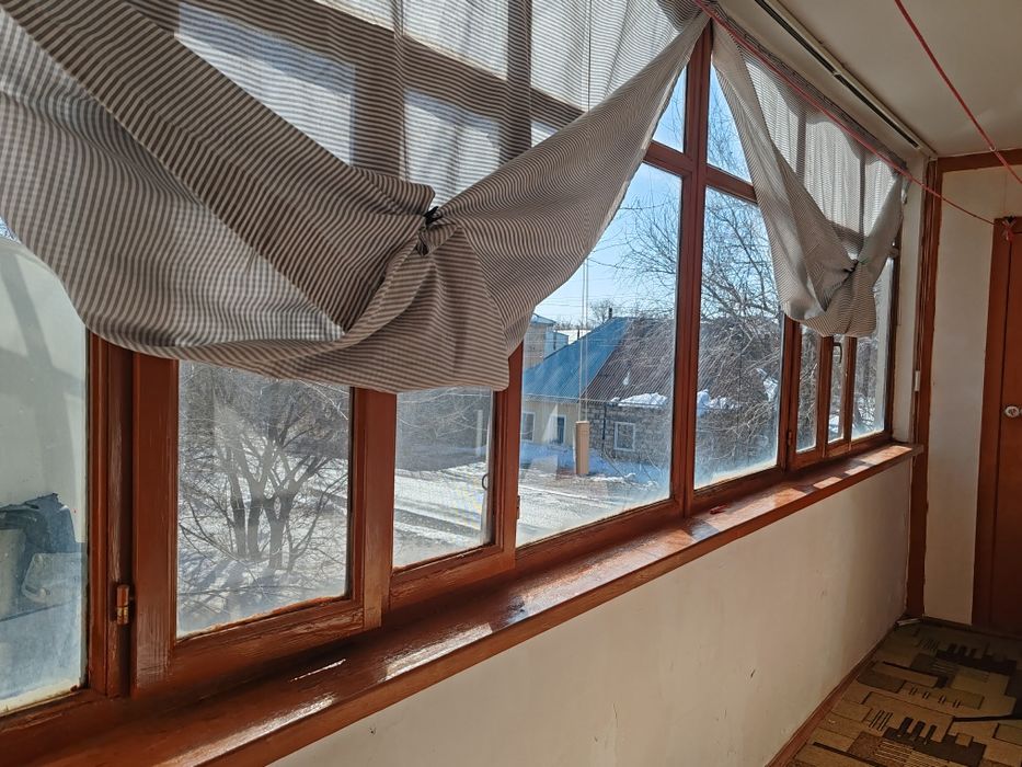 Окна балкона со стеклом