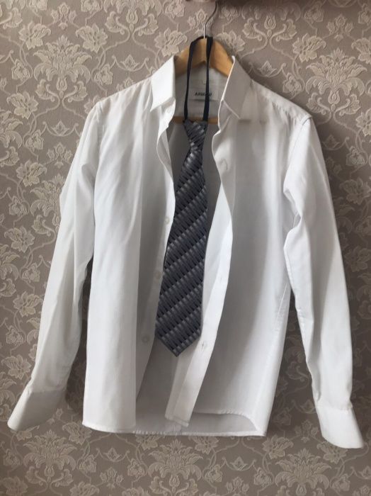 Продам рубашки белые, голубые по 2000 тг.