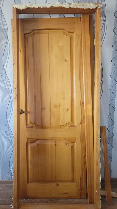Продам деревянную дверь