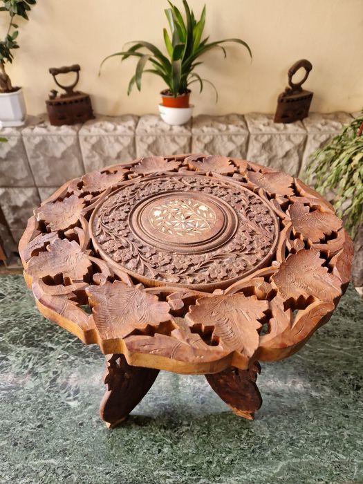 Стара антикварна масичка с дърворезба