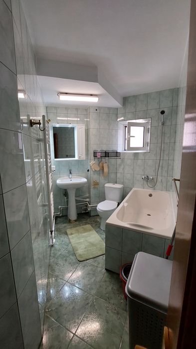 Închiriez apartament 3 camere  etaj 1