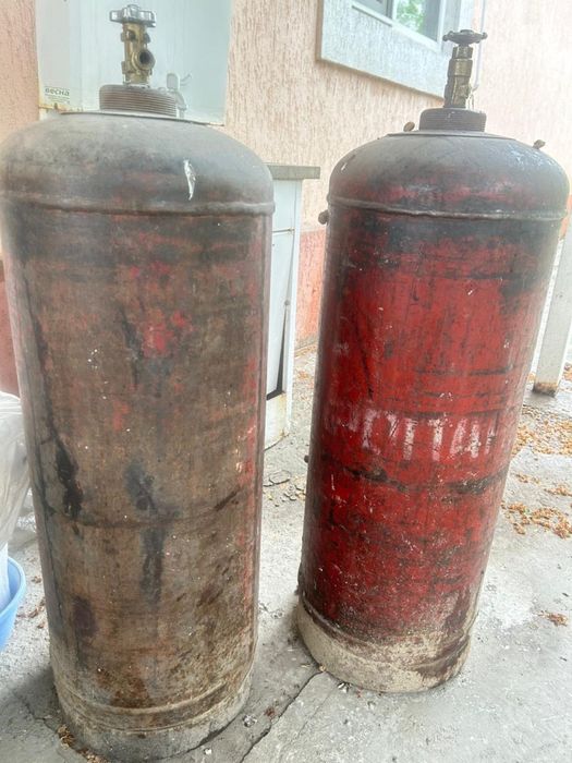 Продаю газовые балоны на 50 литров 2 штуки