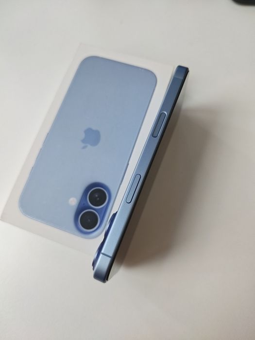 Продавам неразличим от нов iPhone 17 256Gb Mist Blue с 2 години гаранция