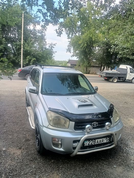 Автомобиль Тойота Рав 4
