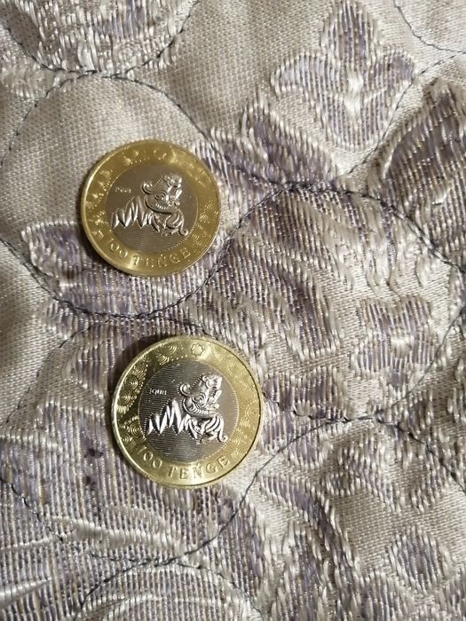 Монета номиналом 100 тенге с барсом