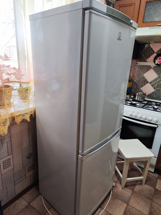 Продам холодильник indesit R600a