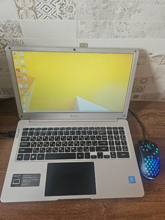 Продам офисный ноутбук сумка мышка в подарок