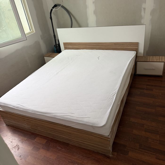 Спалня с нощни шкафчета и матрак