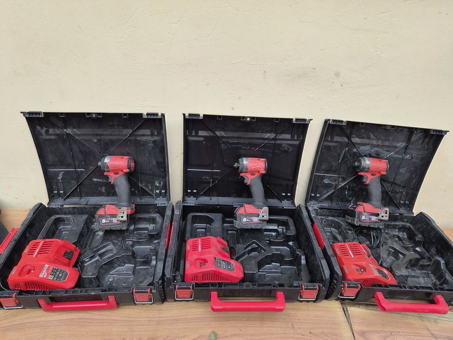Mașină de insurubat cu impact Milwaukee M18  FID3