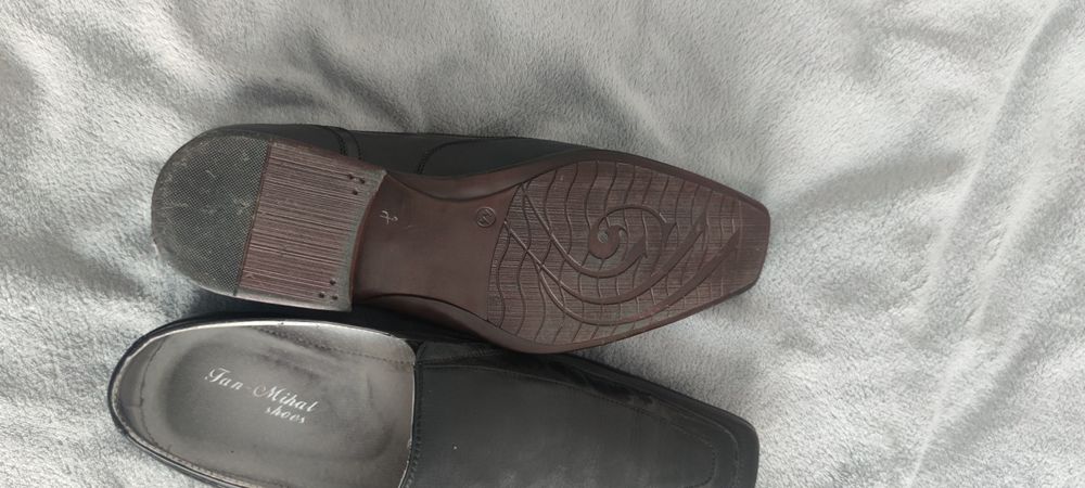 Vând pantofi purtați foarte putin