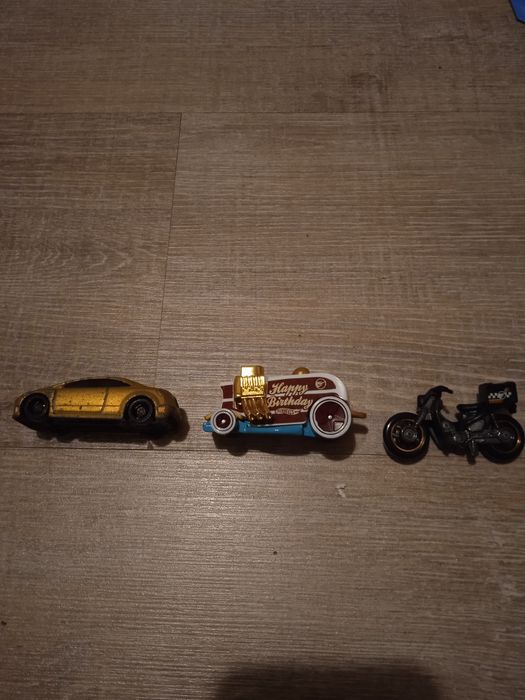 Продавам колички Hot wheels main line и silver series