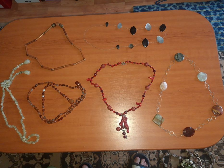 Vand o plasa intreaga de margele,coliere, bratari