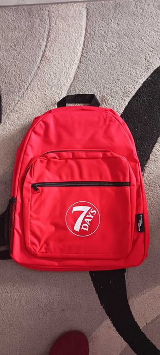 Раница нова, много удобна