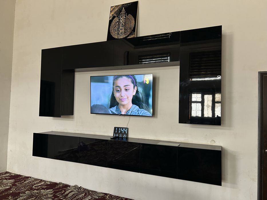 Hi Tech Penal. Pod TV qora glyansviy kashtan.