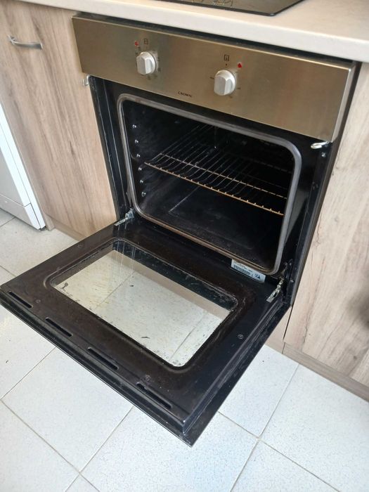 Продавам фурна за вграждане Краун работеща с грил и вентилатор