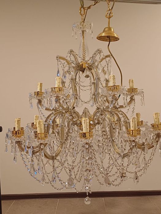 Продам хрустальную  люстру