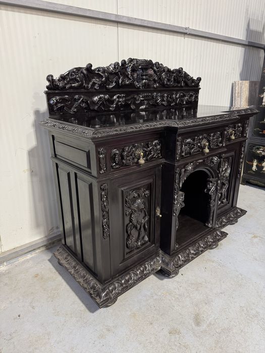 Servanta baroc din lemn masiv cu sculpturi