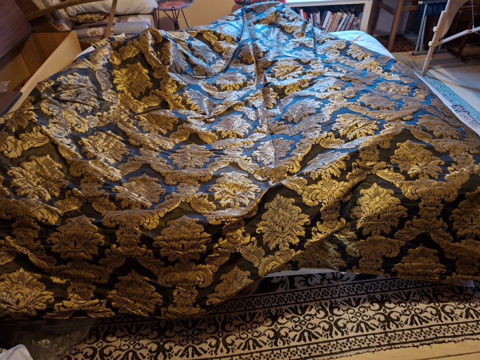 Плат за завеси, плътен, става и за шалте или покривало на диван.