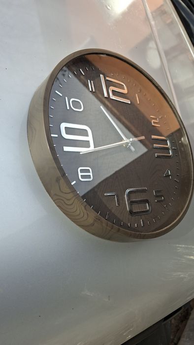 Нов стенен часовник