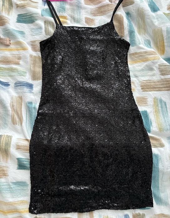 Черна къса рокля с пайети