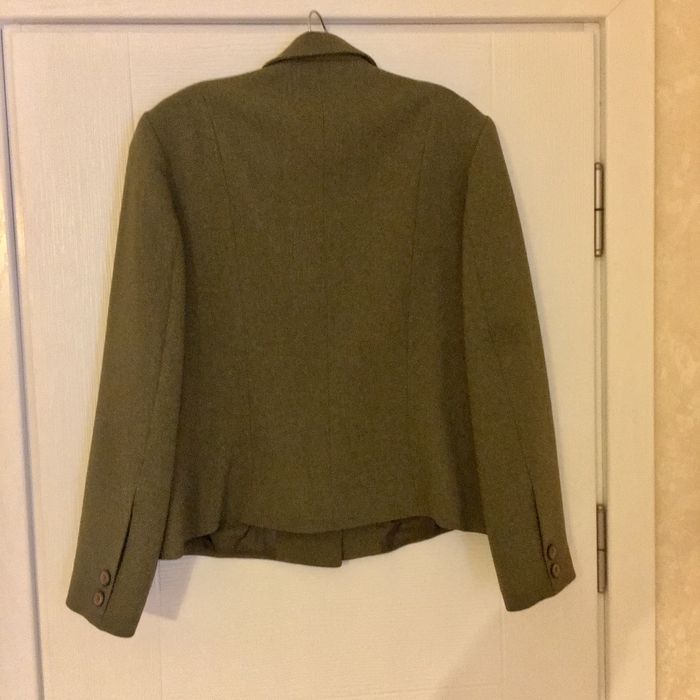 Зелен дамски костюм от две части - сако и пола